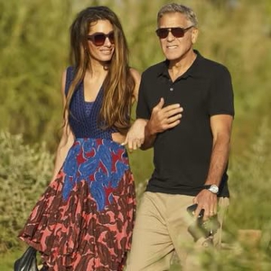 Amal Clooney Tampil dengan Gaun Boho Glamour Saat Liburan di Saint-Tropez