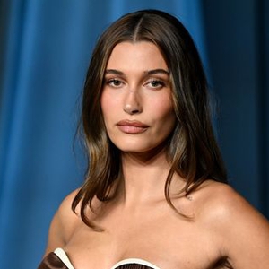 Hailey Bieber Tampil Bak Bintang Schiaparelli dalam Gaun yang Terbuat dari Pita Antik