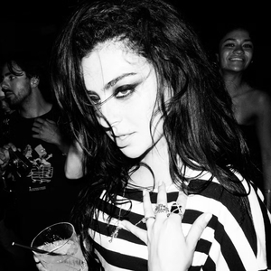 Charli XCX Rayakan Ulang Tahun ke-34 dengan Look Bergaris Tanpa Bawahan