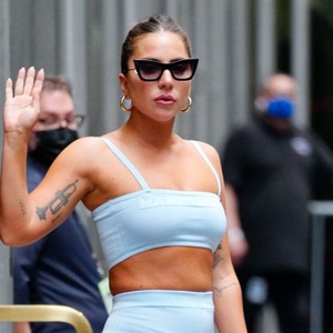 Lady Gaga Pakai Sepatu Platform Super Tinggi Bertali dengan Setelan Baby Blue Marc Jacobs di NYC