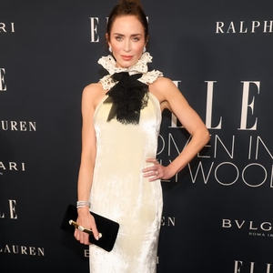 Emily Blunt Kenakan Gaun Halter yang Dipadu dengan Aksesori Bernuansa Serpentine