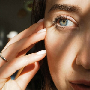 Kedutan Alis Kiri Bukan Sekadar Mitos, Ini Penyebab dan Cara Mengatasinya