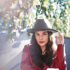 Intip Berbagai Jenis Headwear Favorit Milik Chelsea Islan