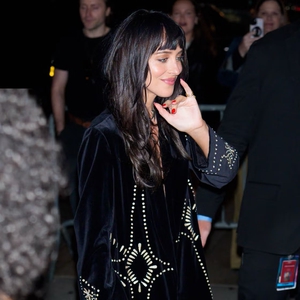 Dakota Johnson Tampil Bak Langit Malam Berbintang di After-Party SNL