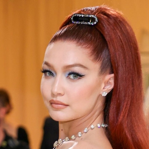 Tampilan Gigi Hadid dengan Rambut Merah Membara di Met Gala 2021