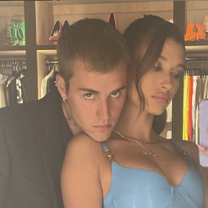 Hailey Bieber Kenakan Gaun Lateks Baby Blue Saat Kencan Malam dengan Sang Suami, Justin Bieber