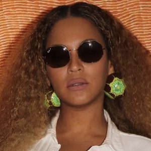 Beyonc&eacute; Tampil Dalam Balutan Celana Motif Bunga dengan Tas Jinjing Putih Lansiran Telfar