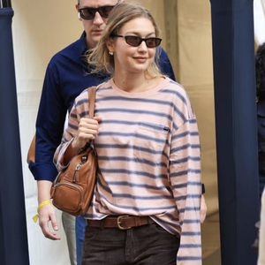 Gigi Hadid Sambut Musim Gugur dengan Atasan Lengan Panjang Prada yang Nyaman dan Celana Cokelat