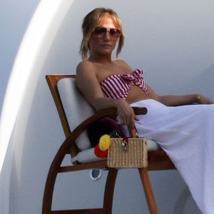 J.Lo Kenakan Atasan Bandeau Motif Setrip dan Celana Panjang Berkaki Lebar Saat Kencan Yacht Bersama Ben Affleck