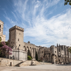 Louis Vuitton Hadirkan Koleksi Cruise 2026 di Palais des Papes, Avignon