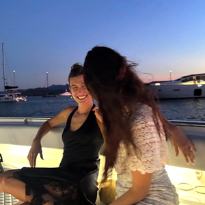 Hailey Bieber Menikmati Malam di Spanyol Memakai Gaun Tidur Chanel Vintage