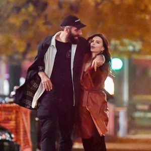 Emily Ratajkowski Dikabarkan Berpacaran dengan Sutradara asal Prancis, Romain Gavras