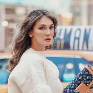 Luna Maya Padukan Headband Boho dan Biker Short Saat Bertemu Atlet Surfing, Rio Waida