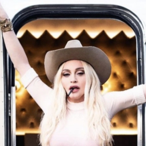 Apakah Ini Pertanda Madonna Sedang Mencoba Tinggal di Dalam Mobil Van?