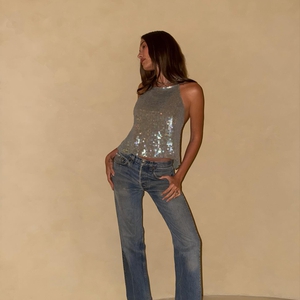 Hailey Bieber Terlihat Berkilau dalam Busana Ulang Tahun Serba Sequin