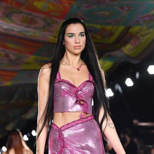 Dua Lipa Lakukan Debut Runway di Versace Milan Fashion Week