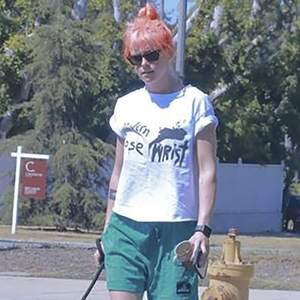 Kristen Stewart Kenakan Celana Basket dan Pamerkan Rambut Merah Muda Permen Karet