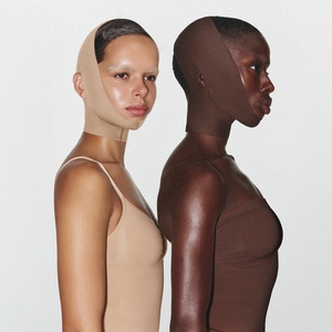 Skims Memperkenalkan Face Wrap Jadi Aksesori Kecantikan yang Fashionable