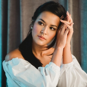 Tampilan Raisa yang Bergaya Victoria lengkap dengan Ansambel Korset untuk Single Terbarunya