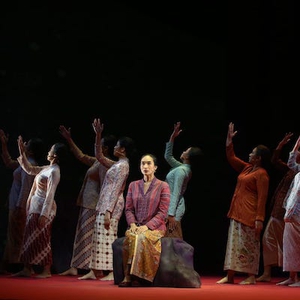 Monolog Persembahan Happy Salma Sebagai Inggit Garnasih Dalam Teater Musikal Tegak Setelah Ombak