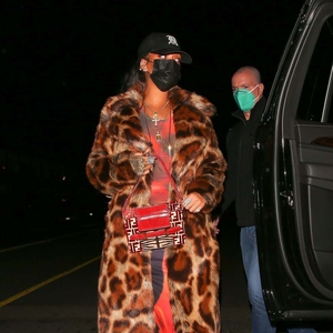 Rihanna Mengenakan Mantel dengan Motif Leopard, Gaun Berbahan Tipis, dan Topi Baseball di Santa Monica