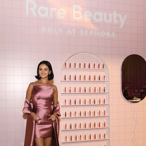 Selena Gomez Tampil dengan Dua Gaun dalam Satu Malam di Acara Rare Impact Fund Benefit