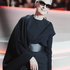 Meryl Streep Tampil Sangat Chic dengan Busana Celine Serba Hitam di Premiere Film The Devil Wears Prada 2 di Seoul