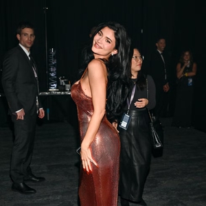 Kylie Jenner Lanjutkan Tema Marty Supreme Lewat Busana dari Ludovic de Saint Sernin