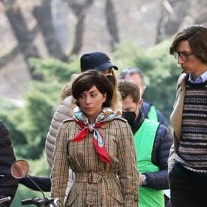 Lady Gaga dan Adam Driver Tampil Rapi dalam Foto Baru dari Set Film House of Gucci