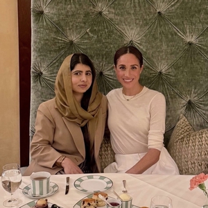 Duchess Meghan dan Malala Yousafzai Rayakan Hari Anak Perempuan Internasional dengan Busana Bernuansa Netral