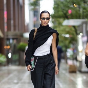 Bella Hadid Menemukan Cara Baru untuk Mengenakan Sweter