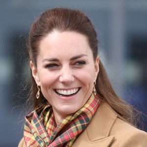 Kate Middleton Tampil dengan Busana Monokrom dengan Mengenakan Celana Wide-Leg Warna Camel dan Overcoat Senada