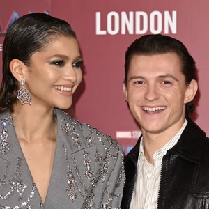 Zendaya dan Tom Holland Tampil Santai ke In-N-Out dengan Gaya Rambut Keriting yang Serasi