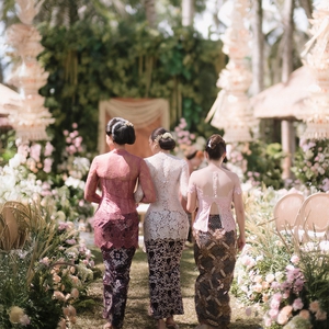 Luna Maya dan Maxim Bouttier Tampil Memesona di Prosesi Adat Jawa yang Penuh Makna dan Sakral