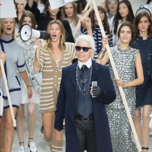 Demonstrasi di Fashion Show Chanel SS 2015