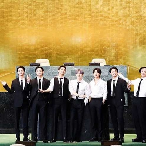 BTS Tampil Smart Casual saat Wakili Korea Menyerahkan Hadiah Kerajinan Tangan kepada Met Museum