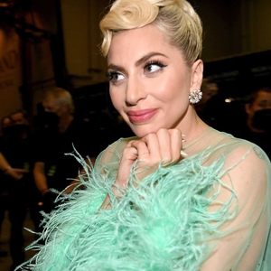 Melihat Gaun Grammy Awards Lady Gaga yang Dirancang oleh Adiknya