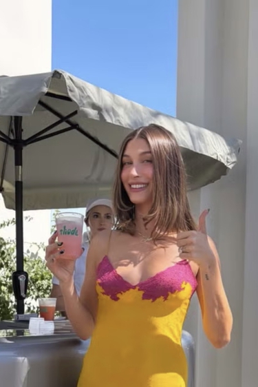 Hailey Bieber Bawa Dior Era John Galliano ke Coachella dengan Slip Dress Pink & Kuning