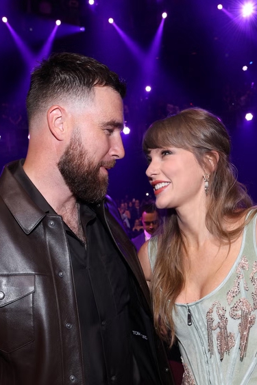 Travis Kelce Pertama Kali Terlihat Mengenakan Cincin Pernikahannya!