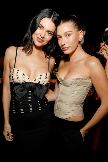 Kendall Jenner dan Hailey Bieber Tampil Senada untuk Malam Hangout Bersama Sahabat