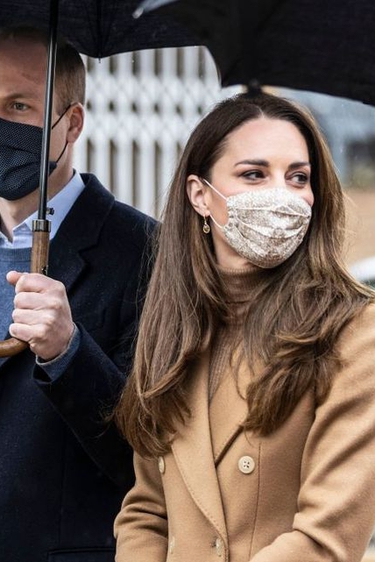 Kate Middleton Tampil Memesona dalam Balutan Tampilan Busana Serba Cokelat dan Masker Berwarna Senada