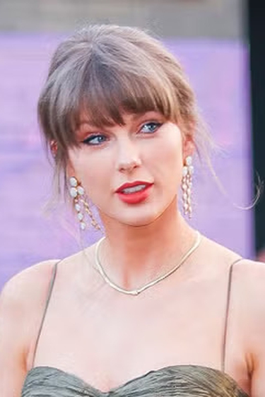 Lihat Penampilan Perdana Taylor Swift Sebagai Pengantin Baru