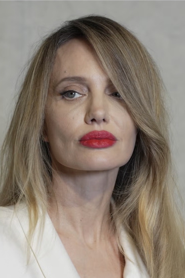 Angelina Jolie Tampil dengan Rambut Pirang Cool-Toned & Lipstik Merah Andalan