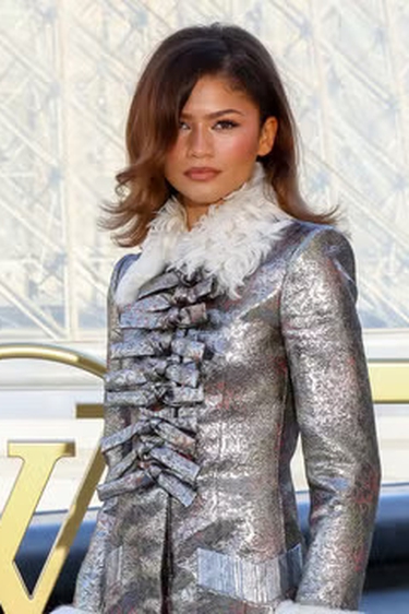 Zendaya Tampak Memamerkan Cincin Kawin Emas di Sesi Pemotretan Promosi Terbaru untuk The Drama