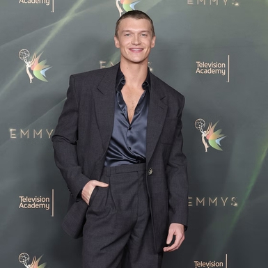 Connor Storrie Debut di Emmy Awards dengan Saint Laurent dari Ujung Kepala hingga Ujung Kaki