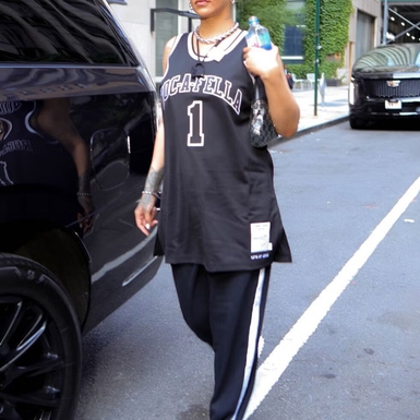 Rihanna Hadiri Konser Jay-Z di Yankee Stadium dengan Kenakan Jersey Penuh Makna