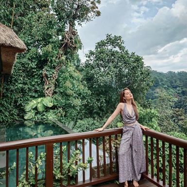 Busana Stylish Cinta Laura Saat Liburan Akhir Tahun di Bali Menarik Perhatian