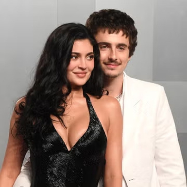 Kylie Jenner dan Timoth&eacute;e Chalamet Berbagi Foto-Foto Mesra dari Liburan Pantai Romantis Mereka