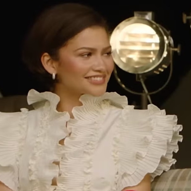 Zendaya Tampil Total dengan Tren Ruffle, Busana Berenda yang Baru Saja Dipamerkan di Atas Panggung Peragaan Busana