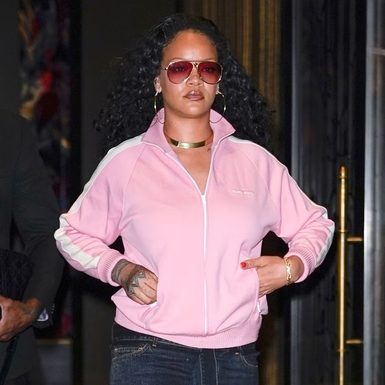 Rihanna Tampil Sporty Ala Y2K dengan Jaket Pink Cotton Candy dan Rok Super Mini